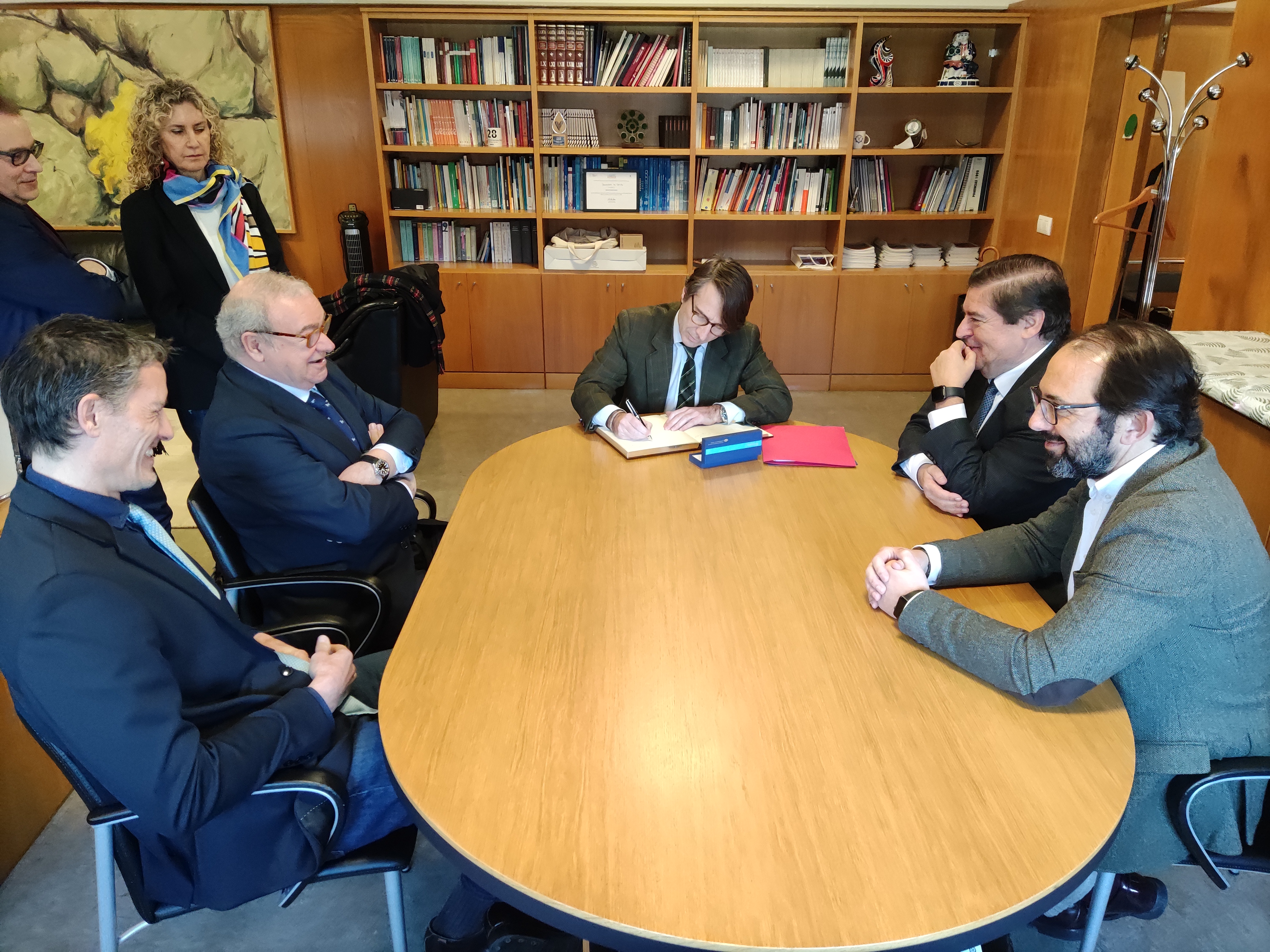 NUESTRO ANTIGUO ALUMNO FIRMANDO EN EL LIBRO DE ORO