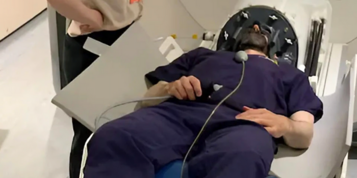 Un casco de ultrasonido desarrollado por la Universidad de Oxford y UCL podría tratar el Parkinson sin cirugía