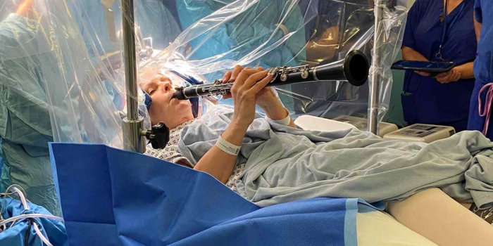 Música en plena intervención: una mujer con párkinson toca el clarinete mientras le implantan electrodos en el cerebro