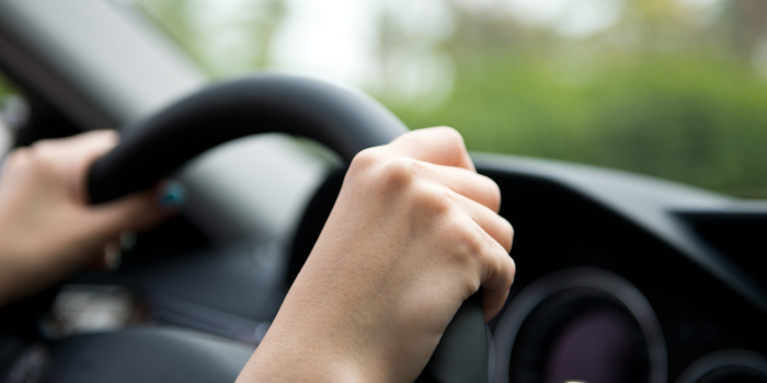 Parkinson y conducción: ¿cuándo es seguro seguir al volante?