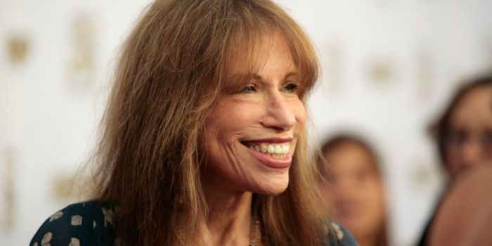 Cuando el párkinson se confunde con otras enfermedades: la historia de Carly Simon