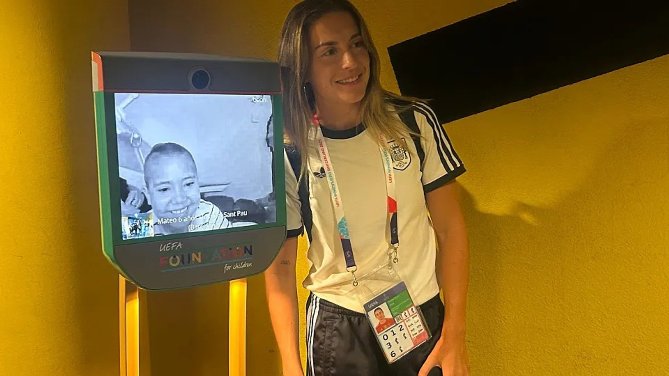 UN NIÑO HOSPITALIZADO PUDO INTERACTUAR CON LA SELECCION FEMENINA GRACIAS A UN ROBOT