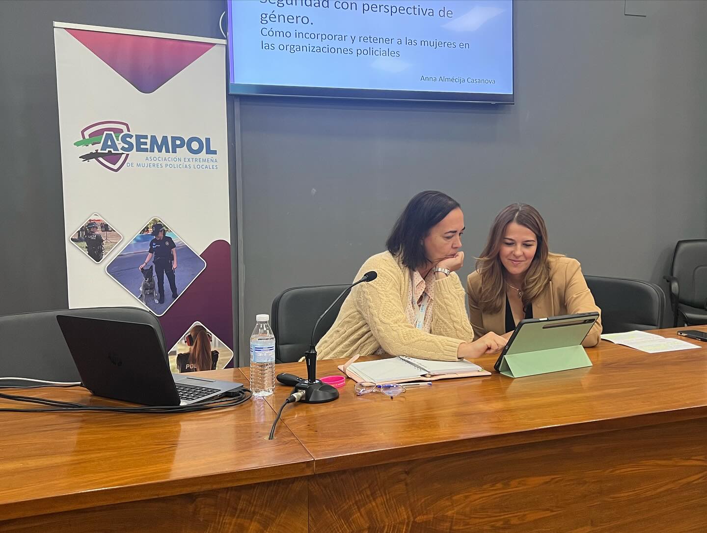 La experta Anna Almécija Casanova imparte en Cáceres una charla sobre seguridad con perspectiva de género