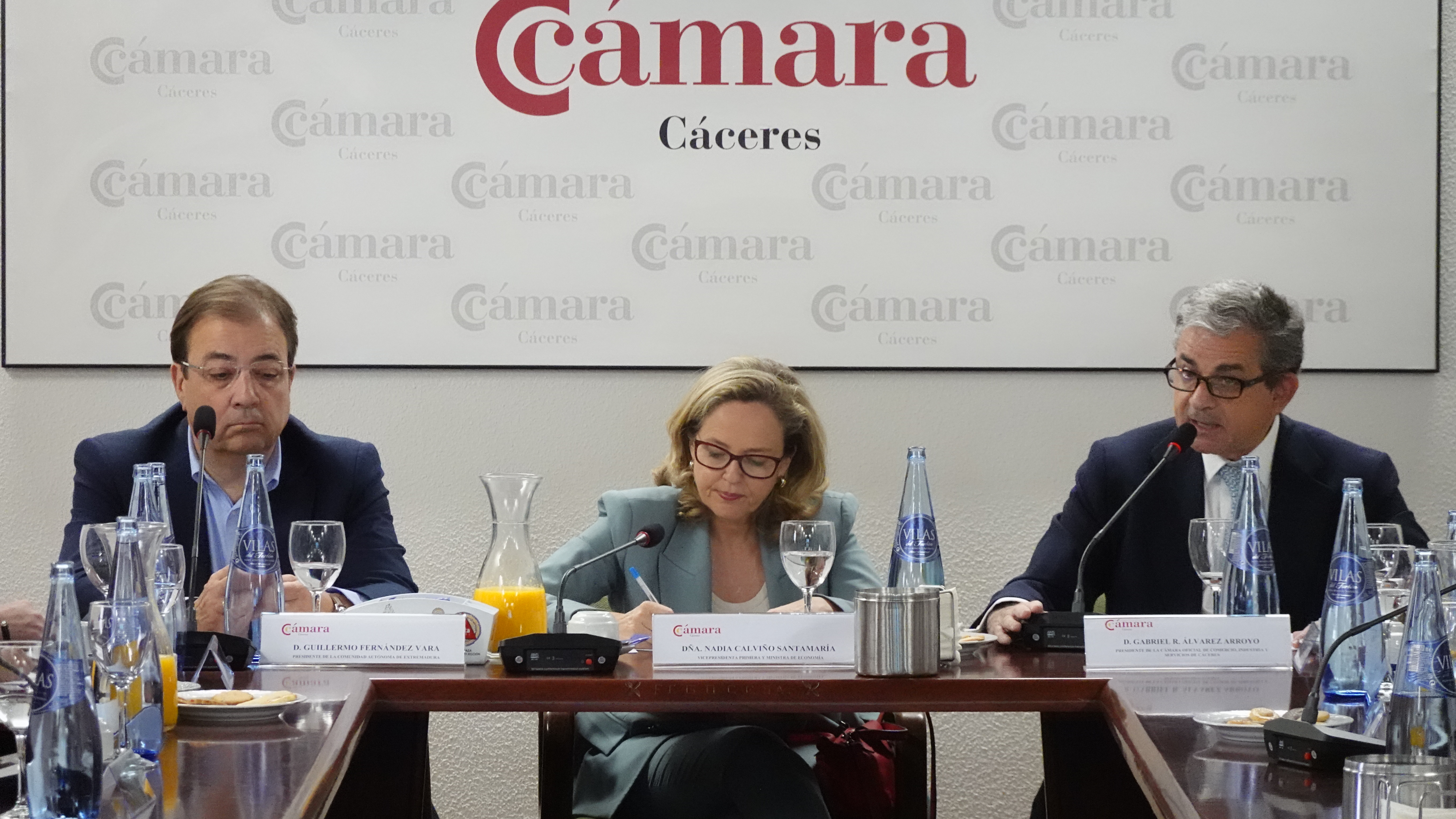 La ministra de Asuntos Económicos y el presidente de la Junta de Extremadura se reúnen con la corporación plenaria de la Cámara de Comercio de Cáceres