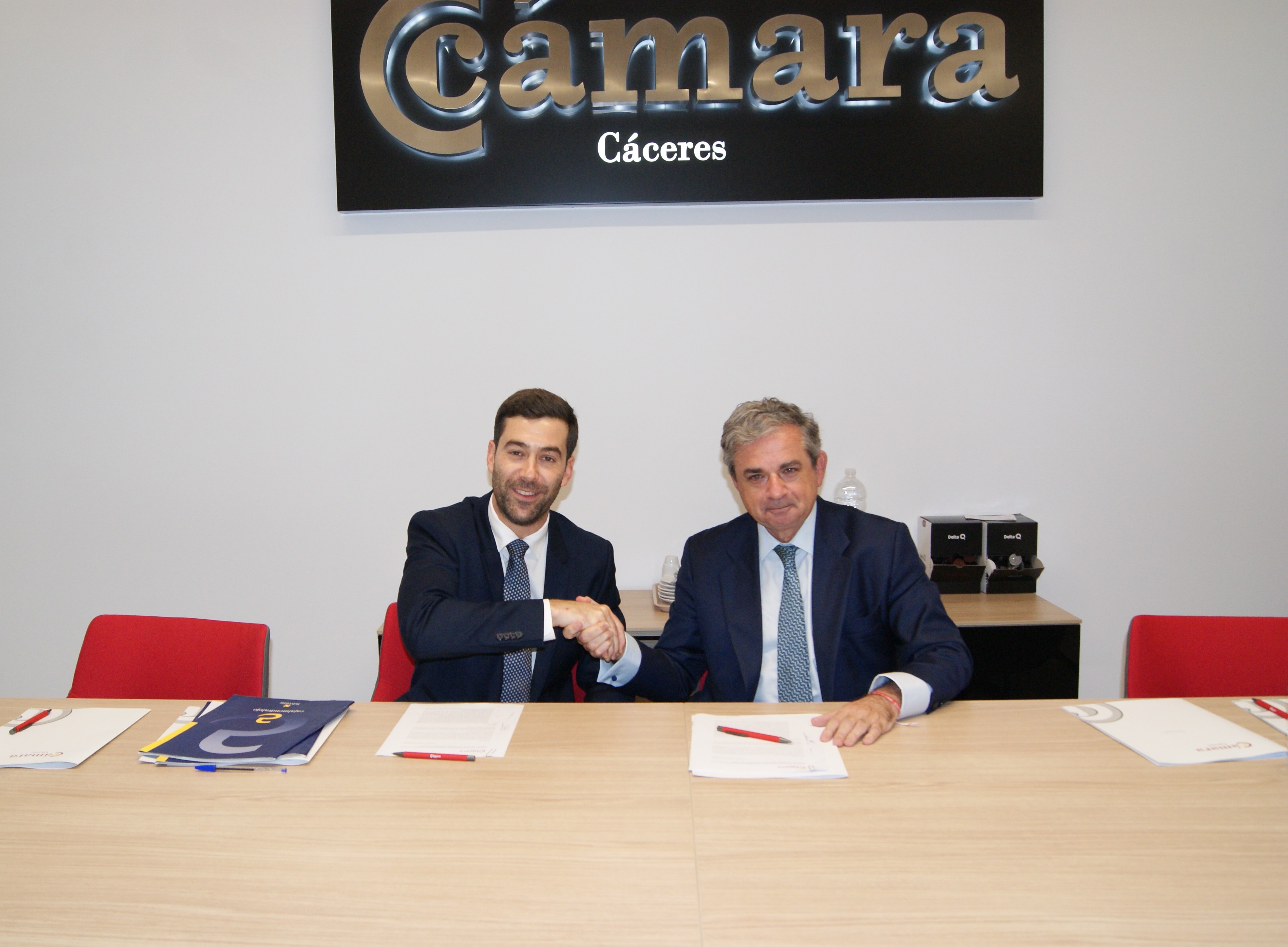 La Cámara de Comercio de Cáceres y Cajalmendralejo firman un convenio de colaboración para incentivar la actividad emprendedora en Extremadura