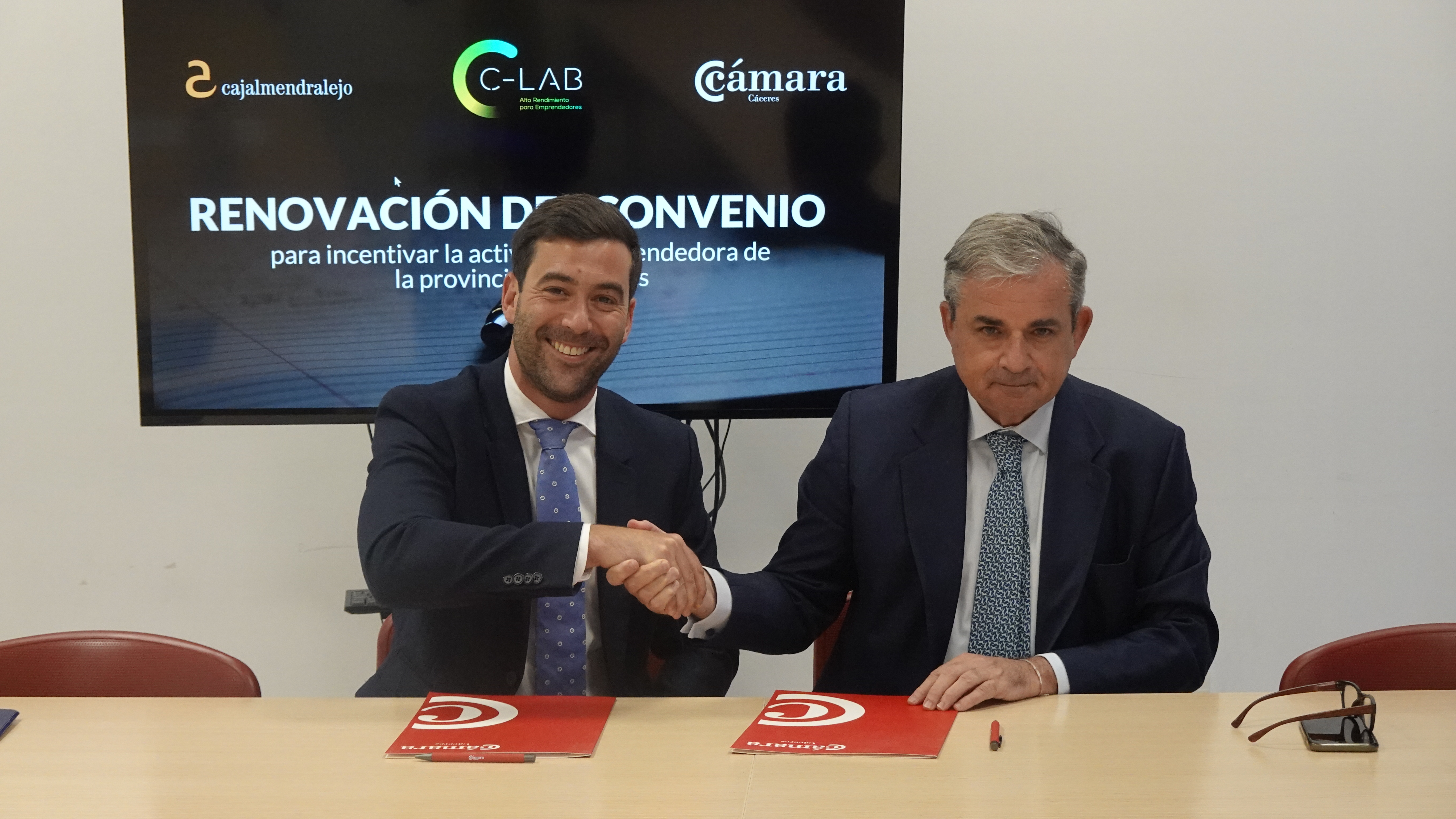 La Cámara de Comercio de Cáceres y Cajalmendralejo renuevan su compromiso para impulsar el emprendimiento en la provincia