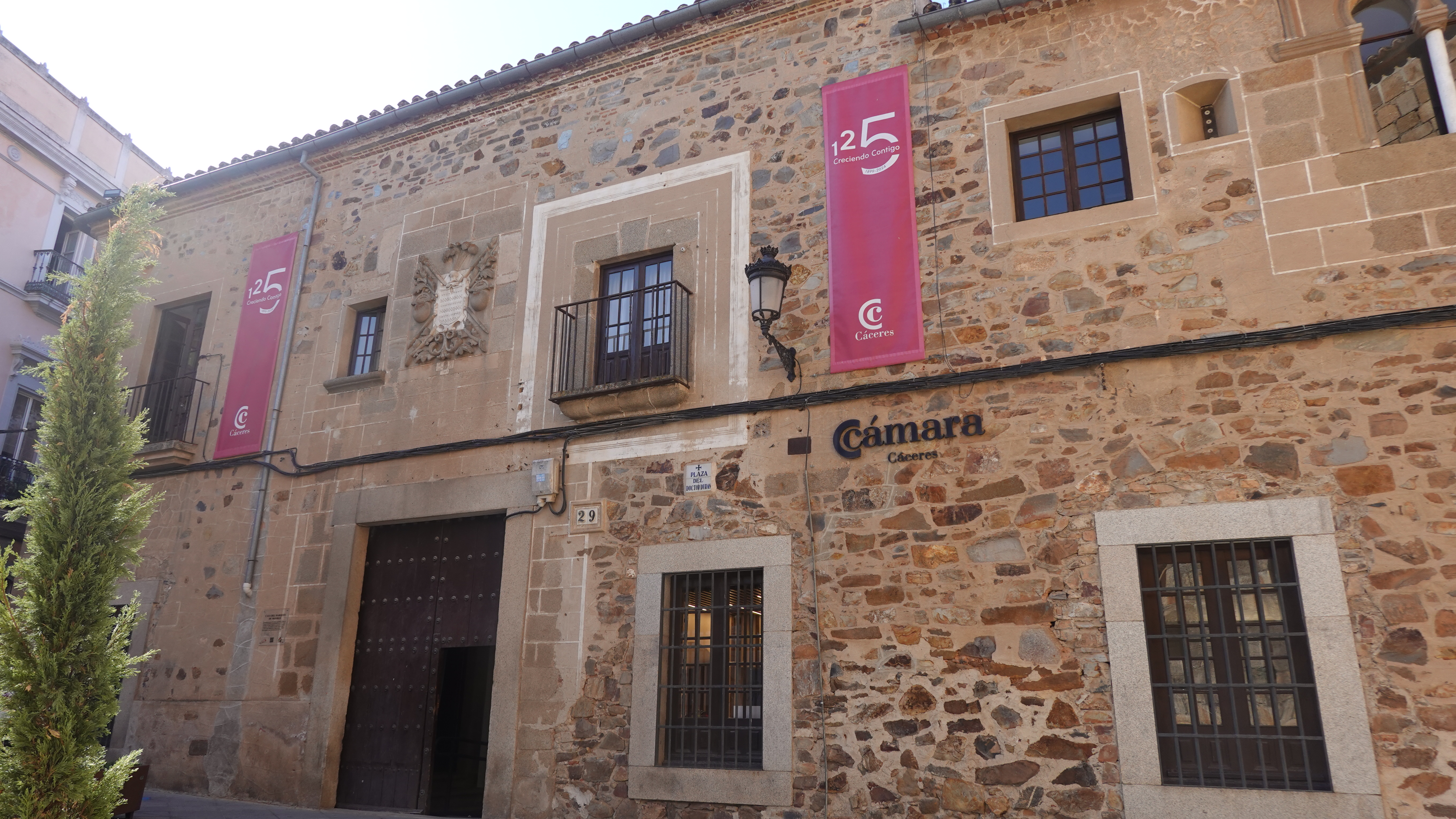 La Cámara de Comercio exhibe su sede centenaria de Cáceres en la ‘Noche del Patrimonio 2025’