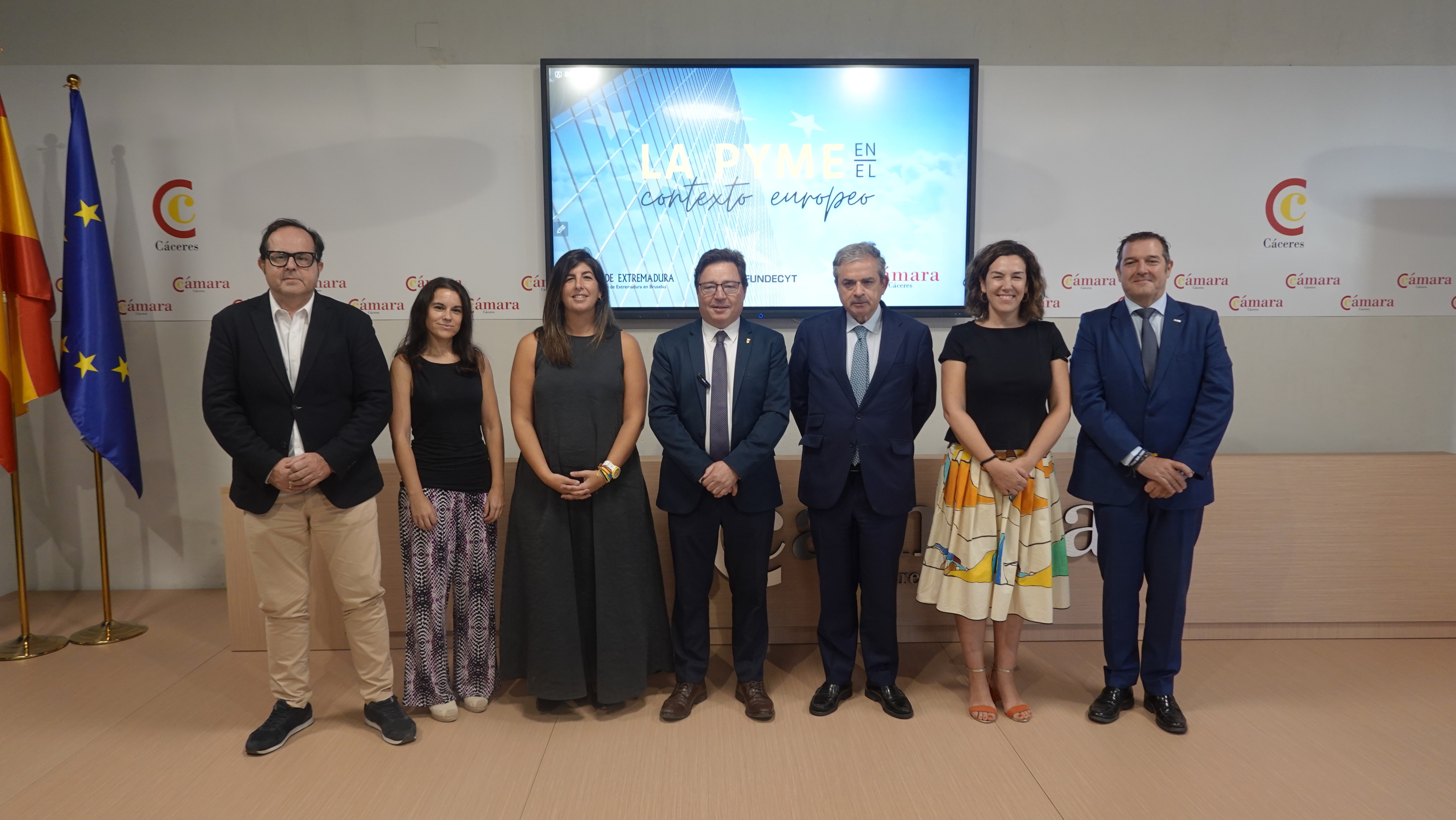 Medio centenar de empresas se citan en la Cámara de Comercio de Cáceres para conocer el importante papel de Extremadura en Europa