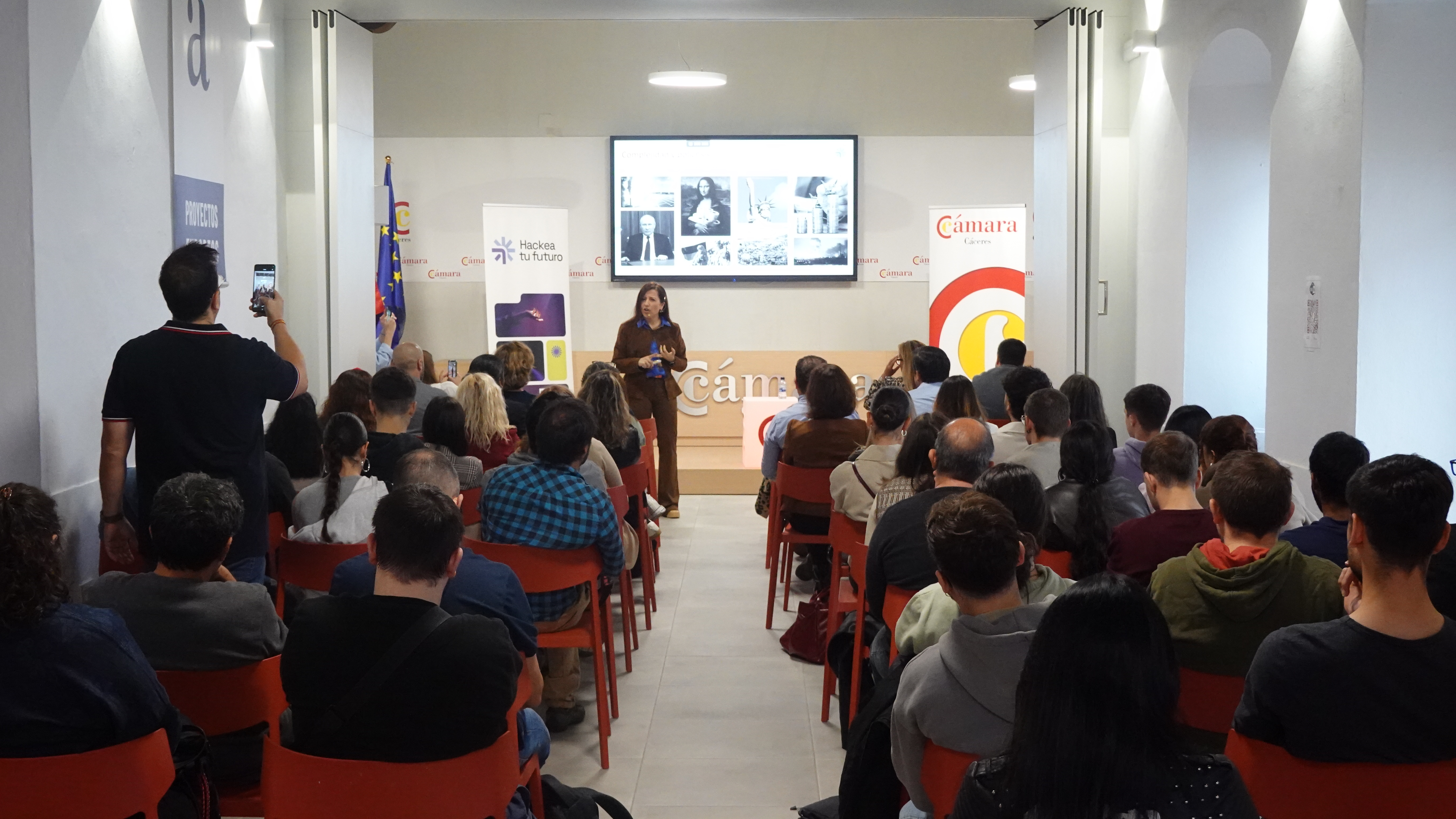 Cerca de 250 estudiantes, empresas y autónomos de la provincia de Cáceres ven impulsada su competitividad digital con 'Hackea tu Futuro' de la Junta de Extremadura