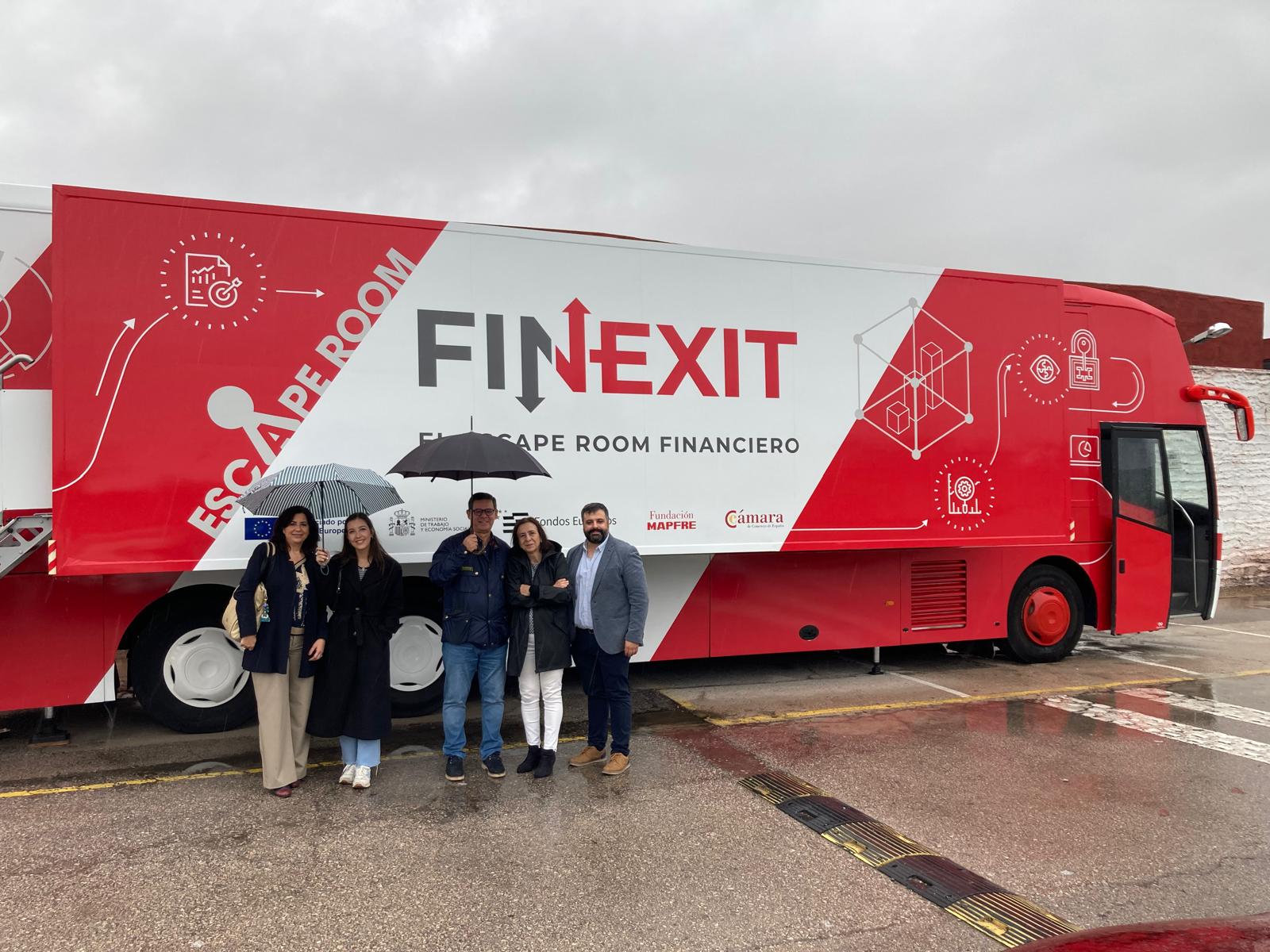 FINEXIT, el ‘escape room’ que desafía la educación financiera de estudiantes de FP, se detiene en Cáceres