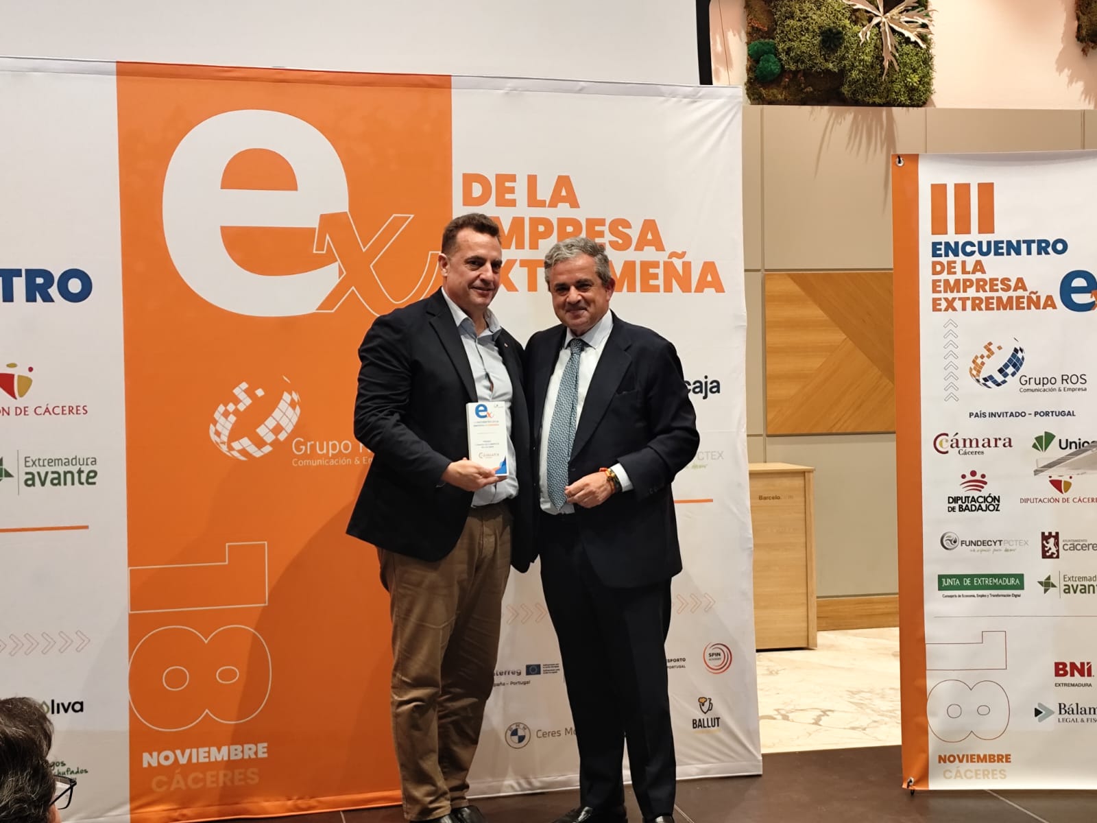 El presidente de la Cámara de Comercio de Cáceres reconoce a Inversiones Inmobiliarias de Cáceres en los Premios Empresa Extremeña del Grupo ROS