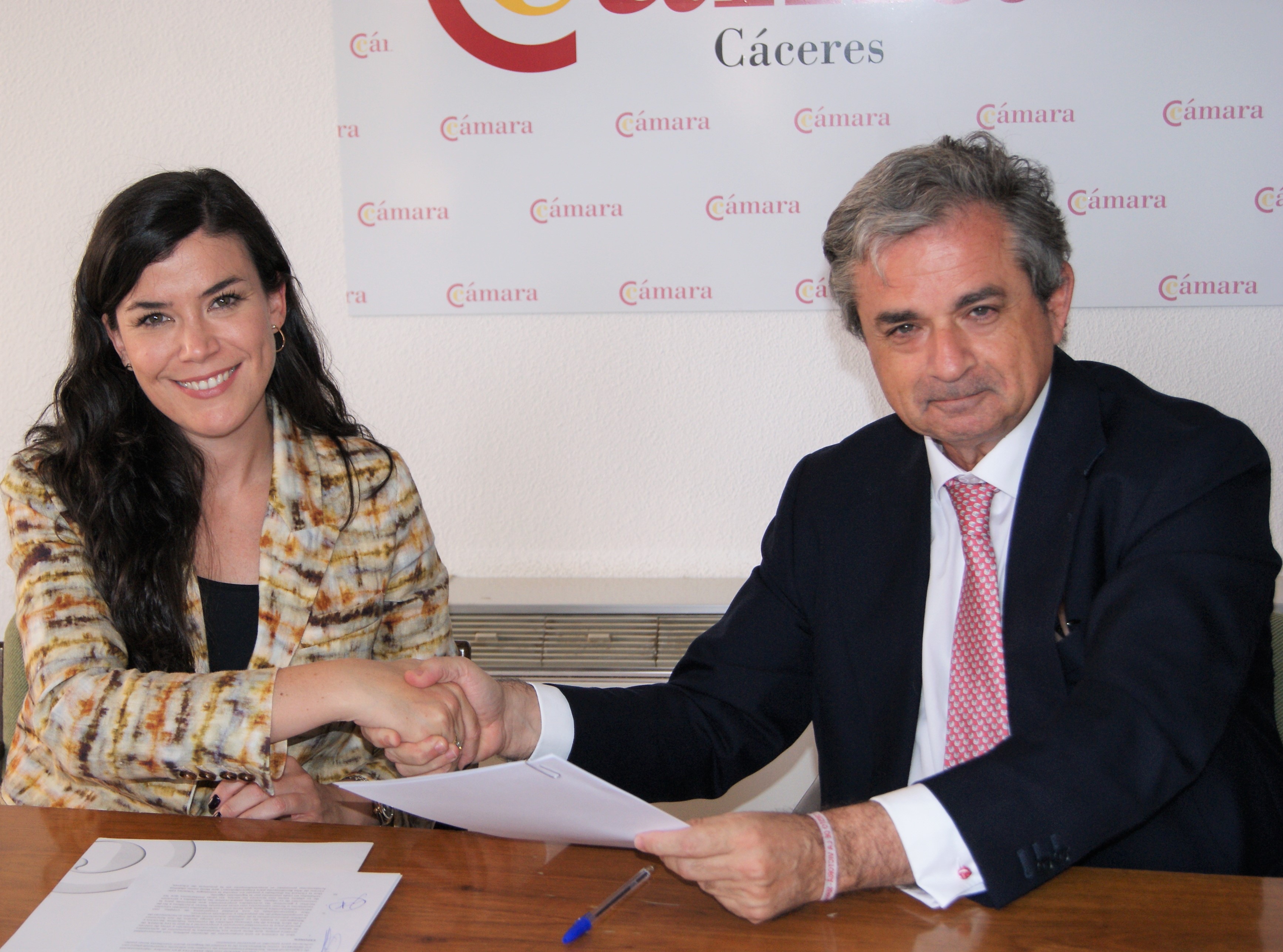 Galería: Firma del convenio de colaboración con Cajalmendralejo