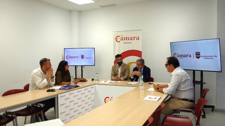 Suelo industrial, conexión ferroviaria y simplificación administrativa centran la reunión entre la Cámara de Comercio de Cáceres y el Ayuntamiento de Plasencia