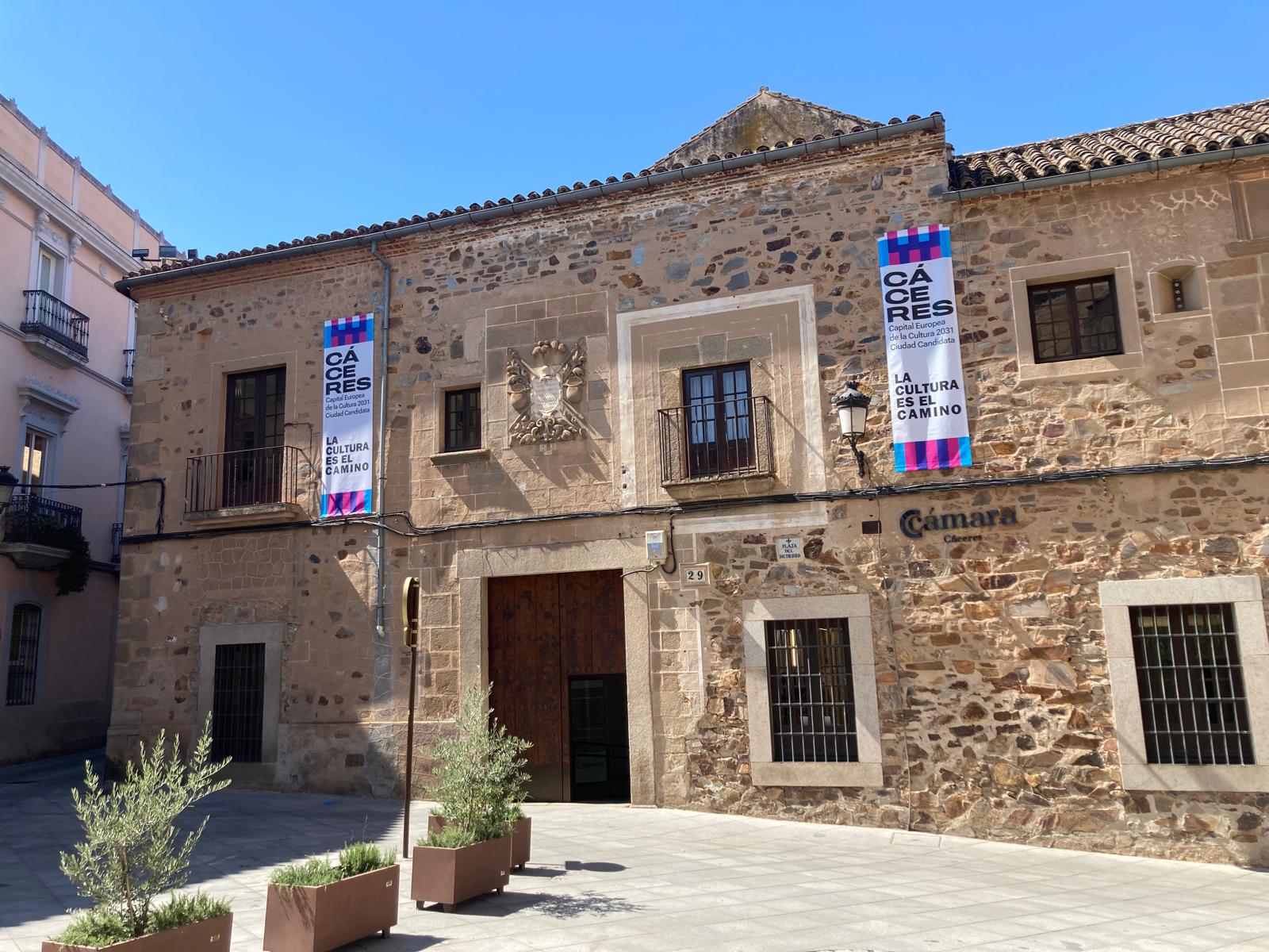La Cámara de Comercio de Cáceres inaugura este jueves su mural artístico con el que reivindica la identidad empresarial y gastronómica de la provincia