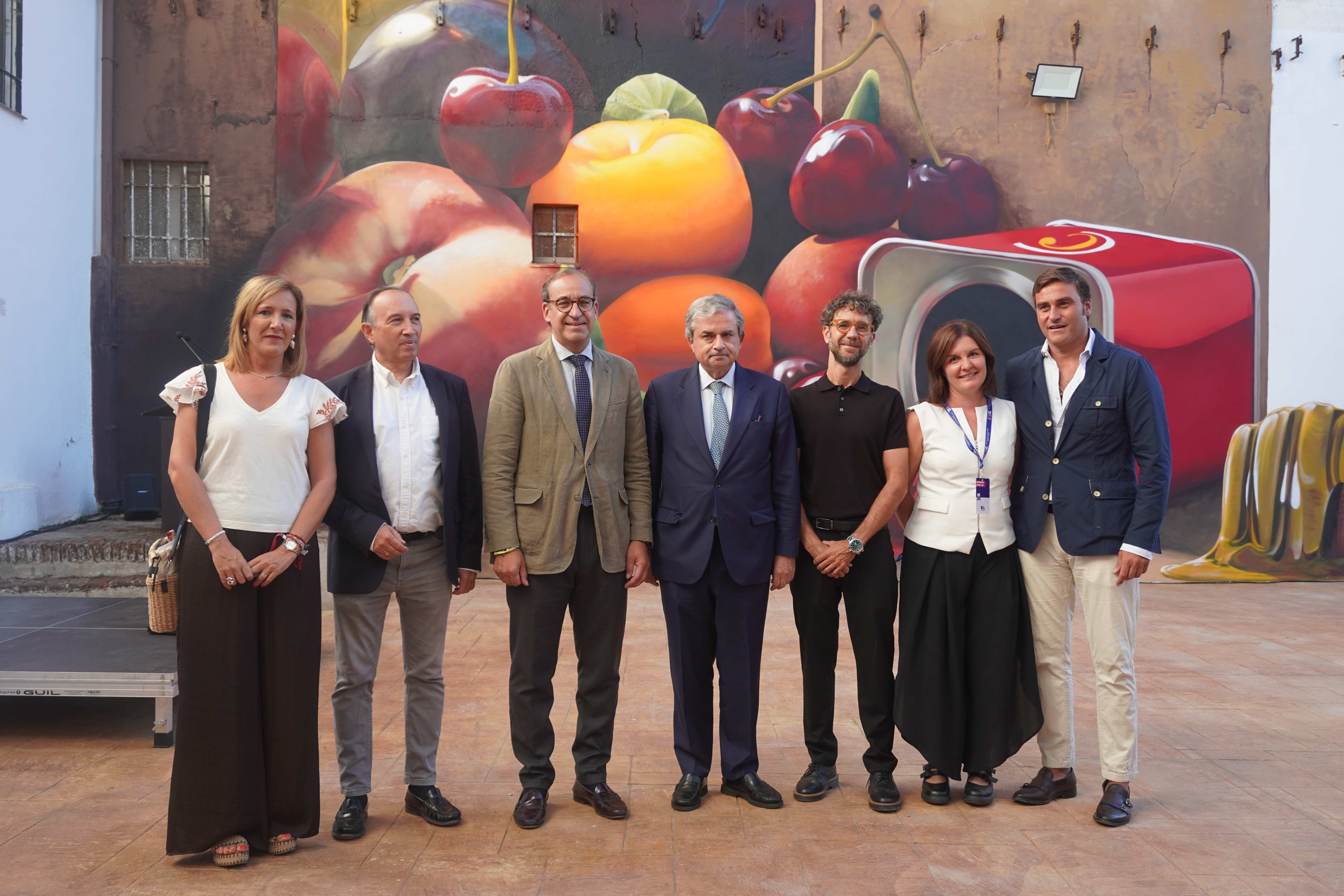 La Cámara de Comercio de Cáceres refuerza su compromiso con la cultura y con Cáceres 2031 con su mural artístico creado por J.M. Brea