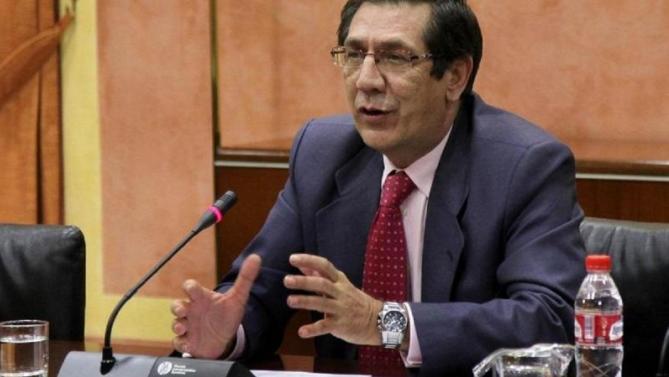 EL MAGISTRADO ENRIQUE ARNALDO CRITICA AL TRIBUNAL CONSTITUCIONAL POR REESCRIBIR LA CONSTITUCIÓN Y AVALAR LA LEY DE AMNISTÍA