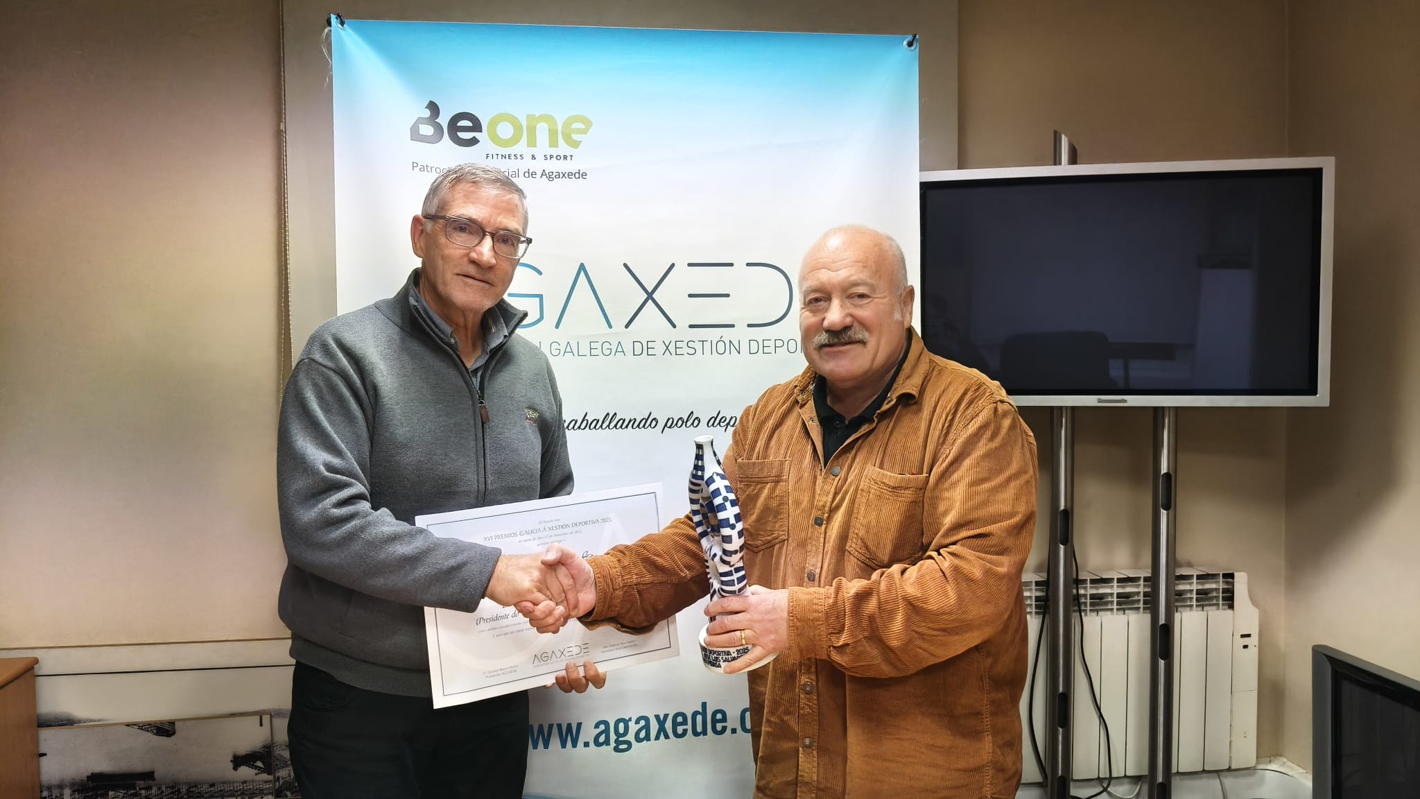 AGAXEDE ENTREGA EL DIPLOMA Y EL TROFEO DEL RECONOCIMIENTO ESPECIAL “JOSÉ LUIS SALVADOR” A D. VICENTE GAMBAU I PINASA