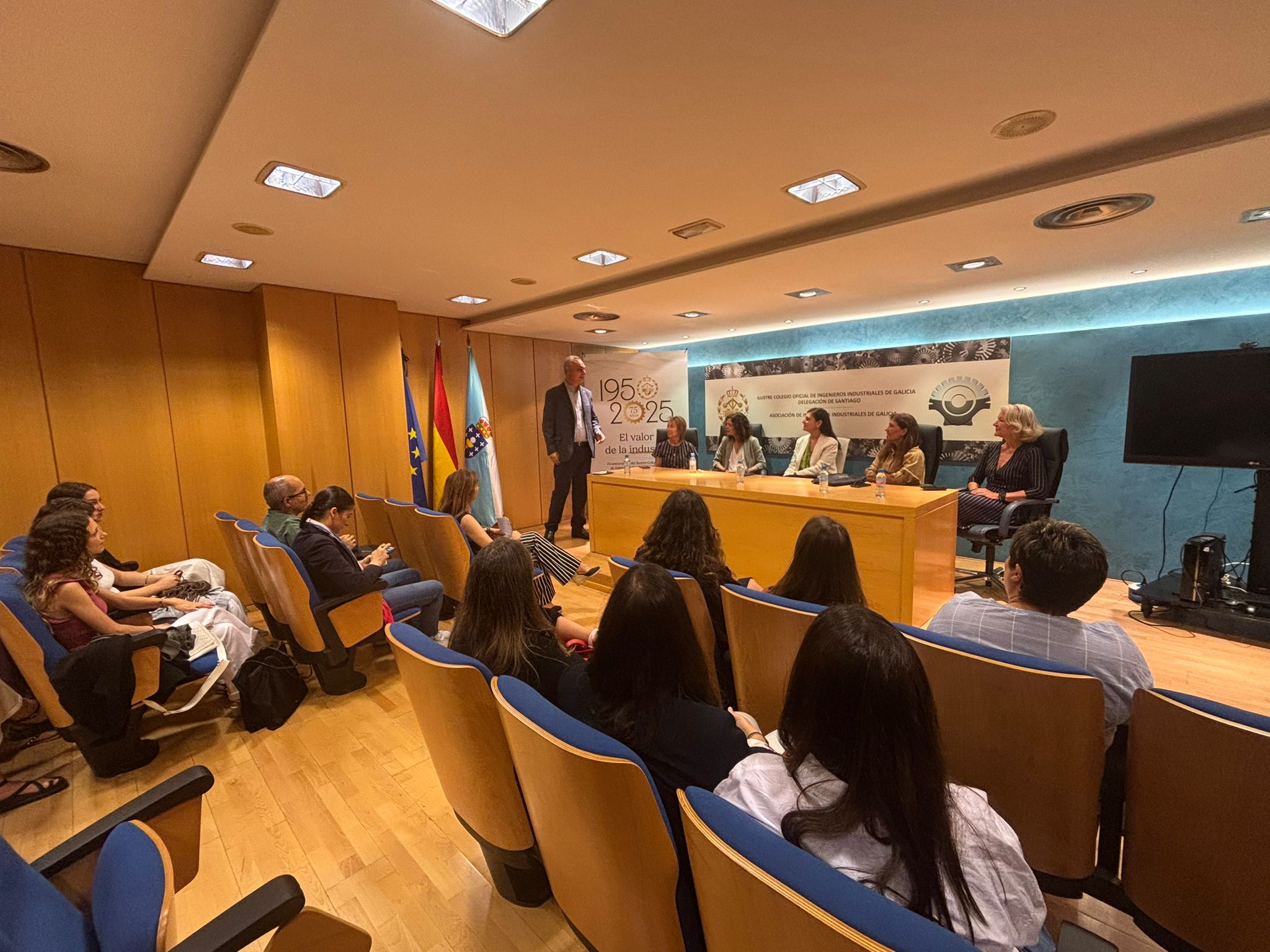 Referentes femeninos en la ingeniería industrial protagonizan el acto “La Mujer y  la Ingeniería” celebrado por el ICOIIG en Santiago de Compostela
